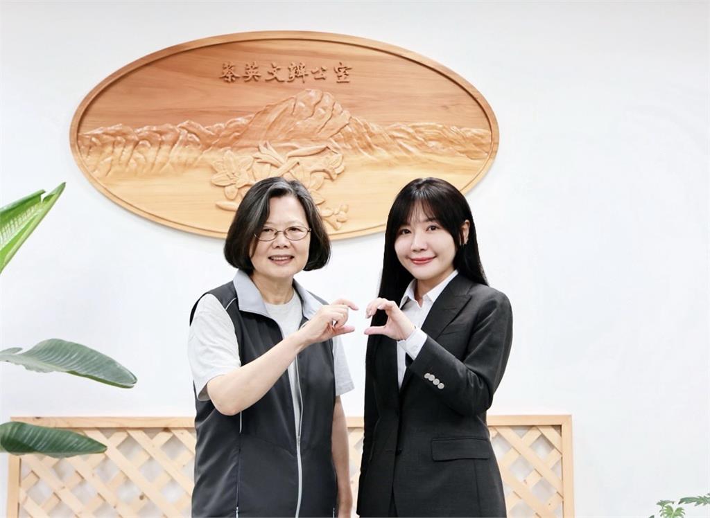 正妹裝淡定「揪蔡英文比愛心」竟是吳沛憶!抖出「易燃物心聲」:心裡尖叫誰懂