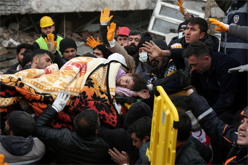 震災現場／土耳其強震如人間煉獄！孩童被石堆埋沒　世界遺產遭震垮