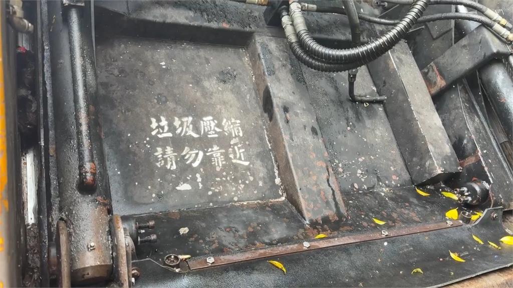 垃圾車後尾斗零件脫鉤突彈起 擊中85歲老婦昏迷