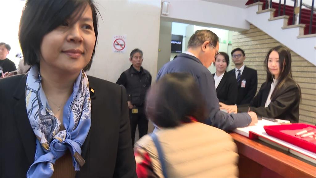 貞秀不要看！許忠信委員會初登板　和部長劉世芳熱絡寒暄
