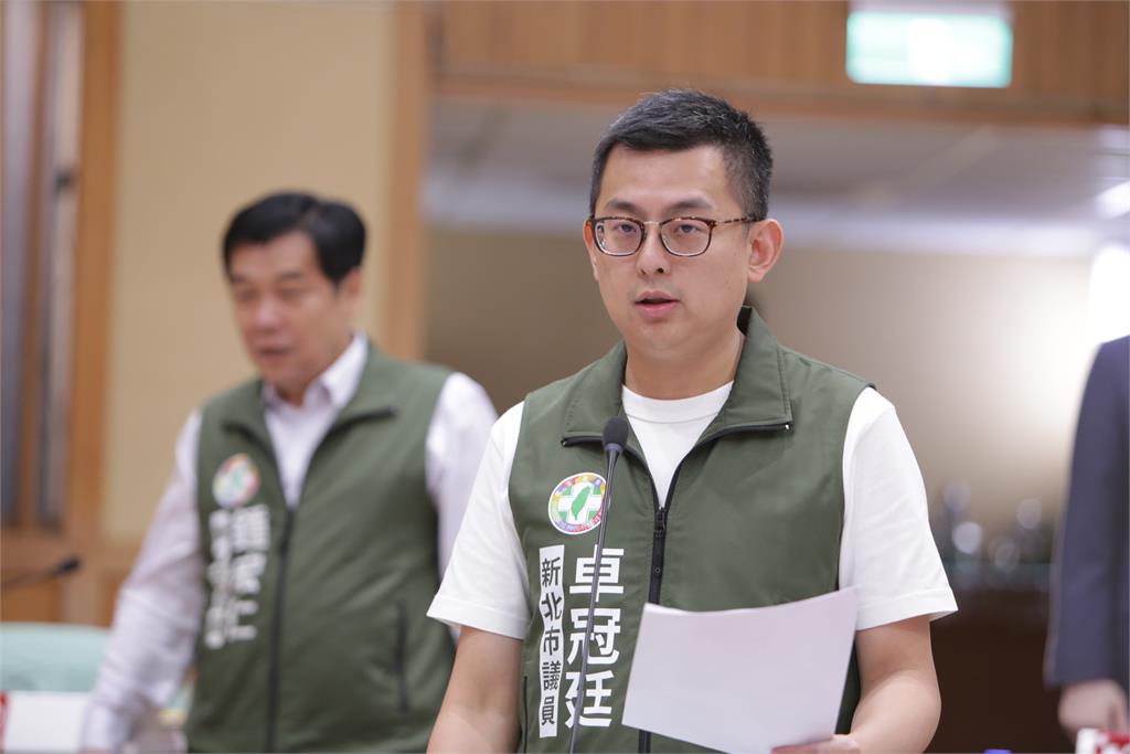 快新聞/卓冠廷轟他坐侯友宜座位! 劉和然認「沒注意到」悄換桌牌畫面曝
