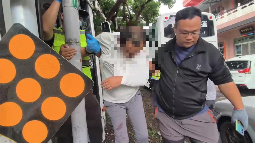 台東綠色隧道轎車逆向對撞公車 1命危3傷送醫!肇事原因待調查
