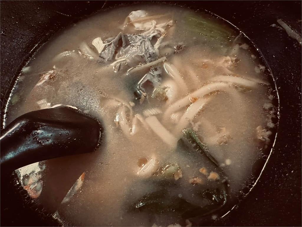 海鮮烏龍麵竟出現「這個」 用餐民眾瞬間沒胃口