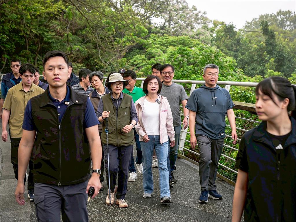 蔡英文爬山0喘氣「風狂吹頭髮」都不亂!本尊不忍曝「親身經歷」:你加油…