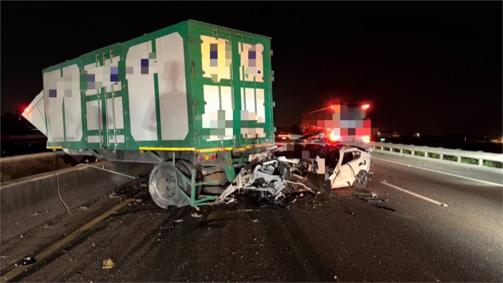 國1聯結車疑爆胎翻覆！　後方4車追撞釀2死2傷