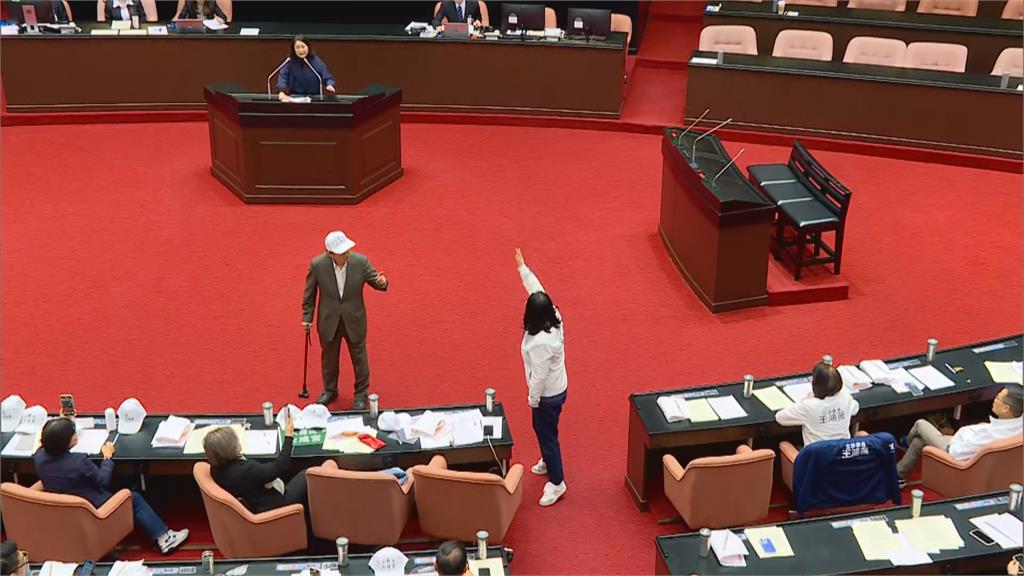 統派入侵立院?新黨副秘書長「進2樓直播」 藍營口徑遭嗆:串好再來
