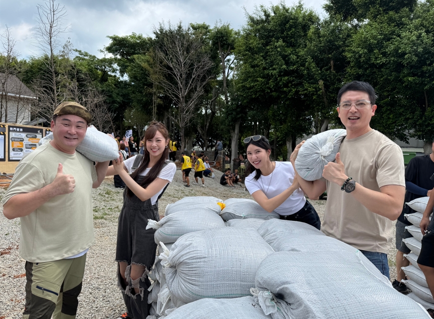 超硬派嘉年華！建商辦「工地勇士」大賽 3噸沙包搬到爽 藝人也撩下去