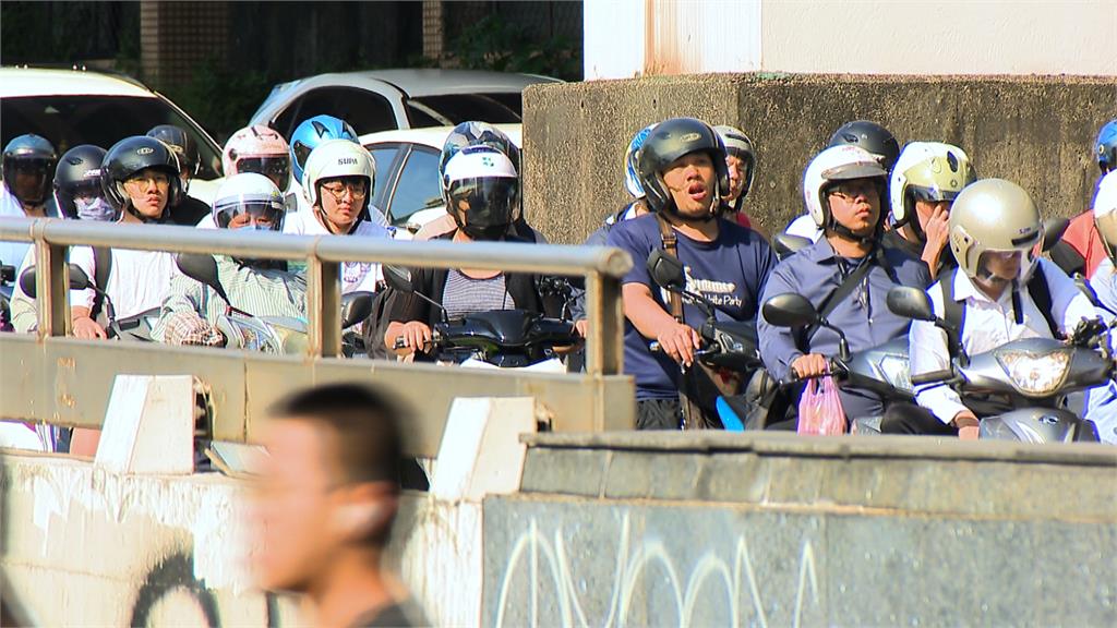 圓環拆除後迎首上班日直擊車禍！　民眾怨從萬隆開始塞馬路成停車場