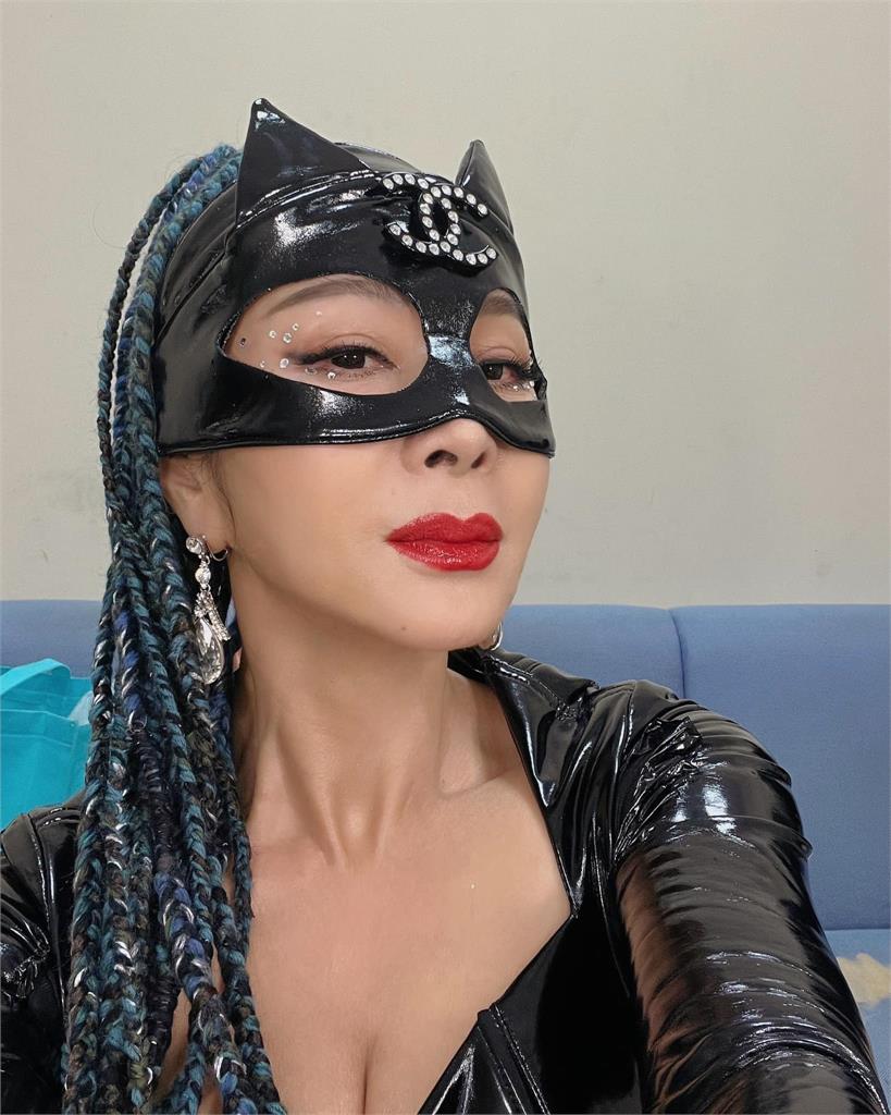 「最辣貓女」陳美鳳曬緊身皮衣美照!回顧去年喊:充實的一年