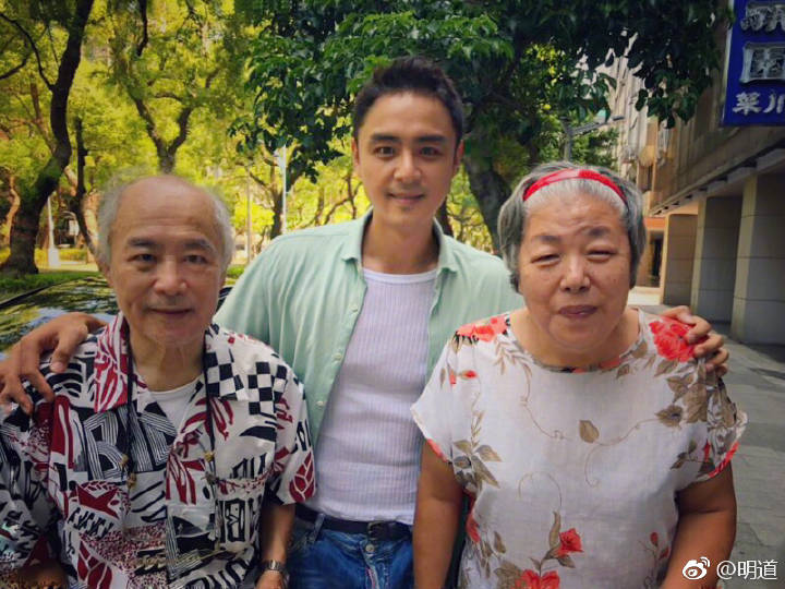 明道返台過年被拍「公園陪中風母」畫面曝光！百萬網淚目：真的很孝順