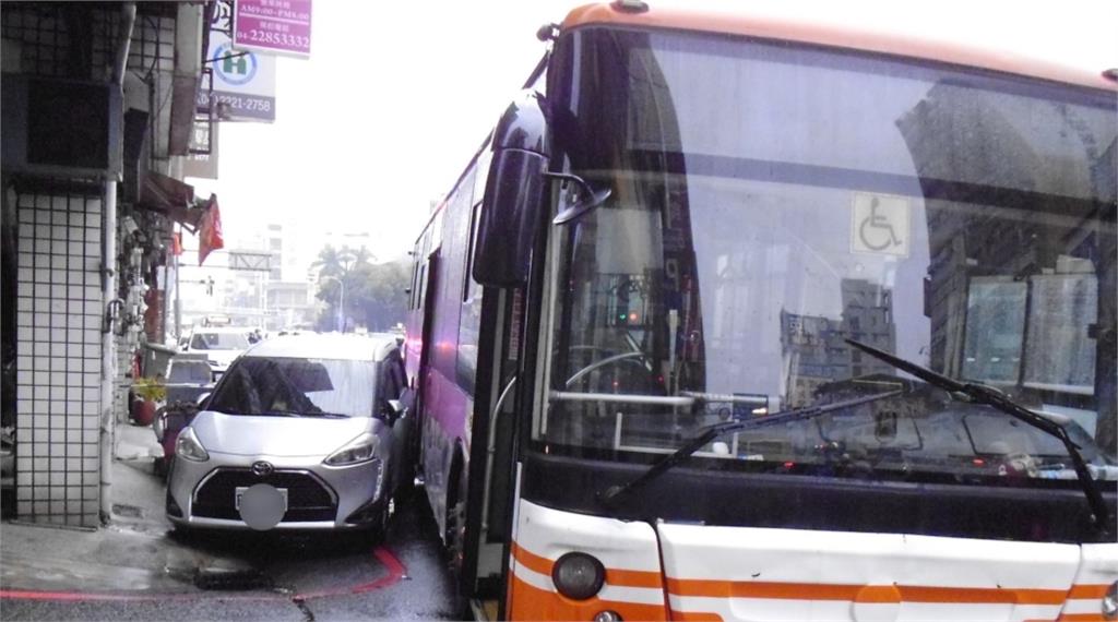 台中公車撞轎車推撞變電箱 起火冒煙周遭一度停電