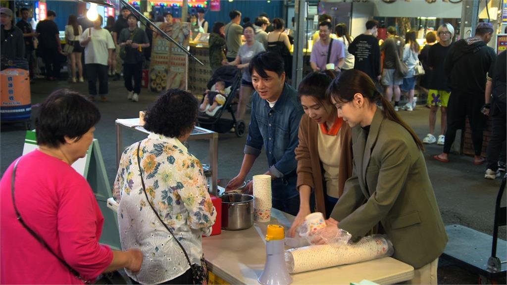 《豆腐媽媽》夜市開戰！豆花大放送化解「冰塊危機」　曾智希叫賣民眾擠爆現場