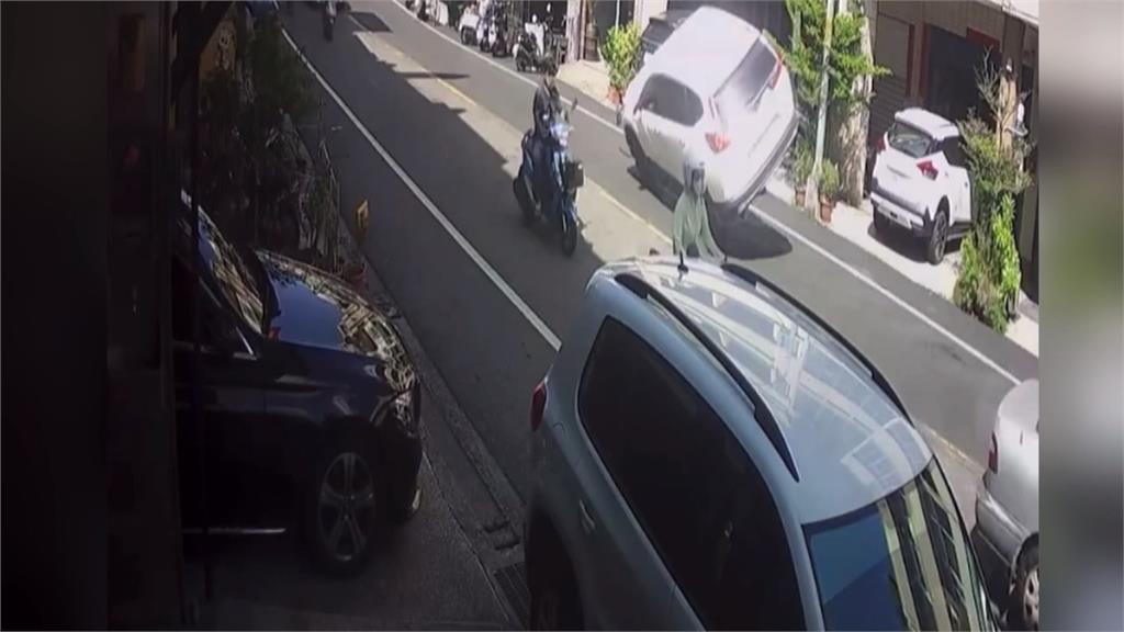 彰化76歲駕駛恍神撞車「烏龜翻」　挨撞違停車吃罰單