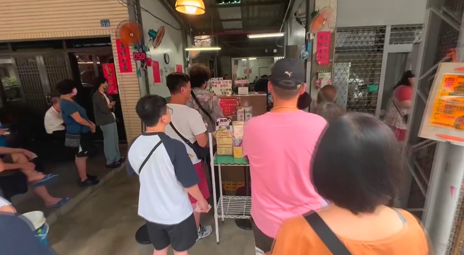 中彰週一颱風假陽光露面 人潮出籠、小吃店大排長龍