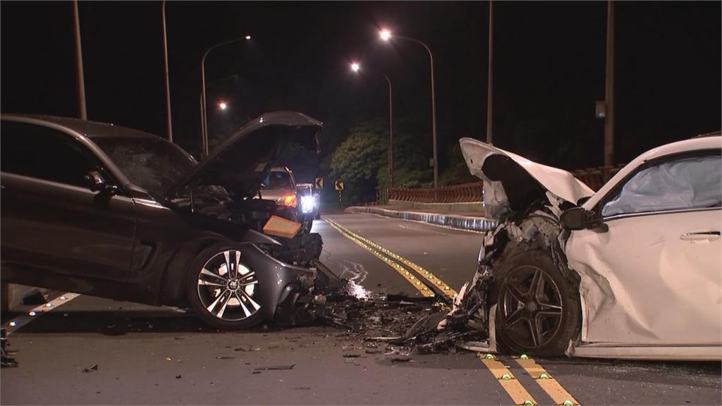 兩輛雙B車頭對撞成廢鐵! 疑後車違規超車釀禍