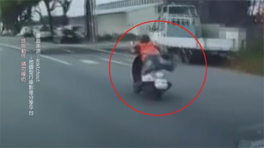 雨天又見「超人騎車法」！　雙腳翹高趴騎機車險象環生