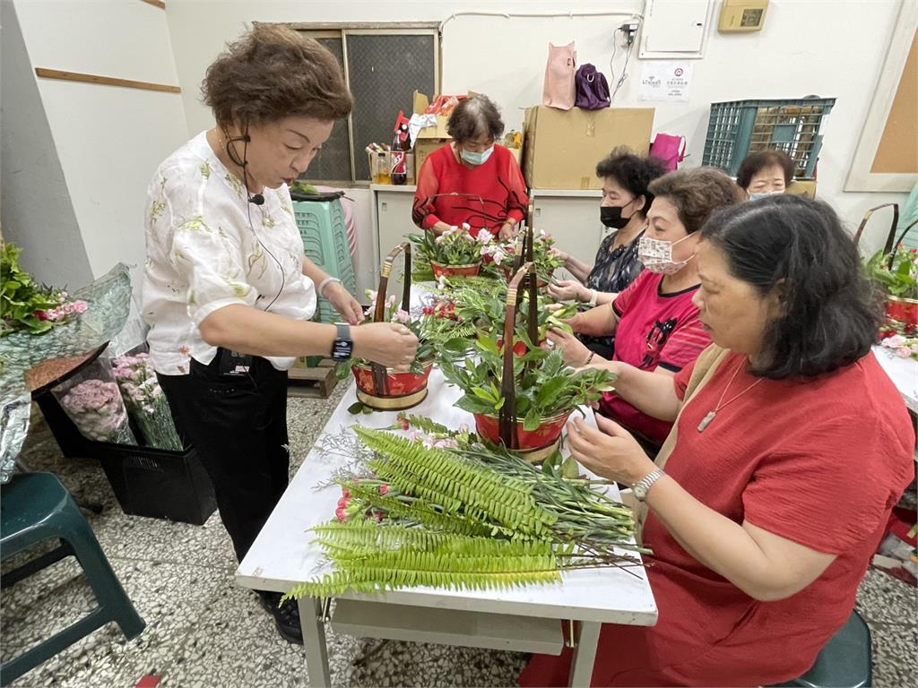 快新聞/長輩打造花藝盆栽賀母親節! 綠中市議員陳雅惠:用創作傳遞愛