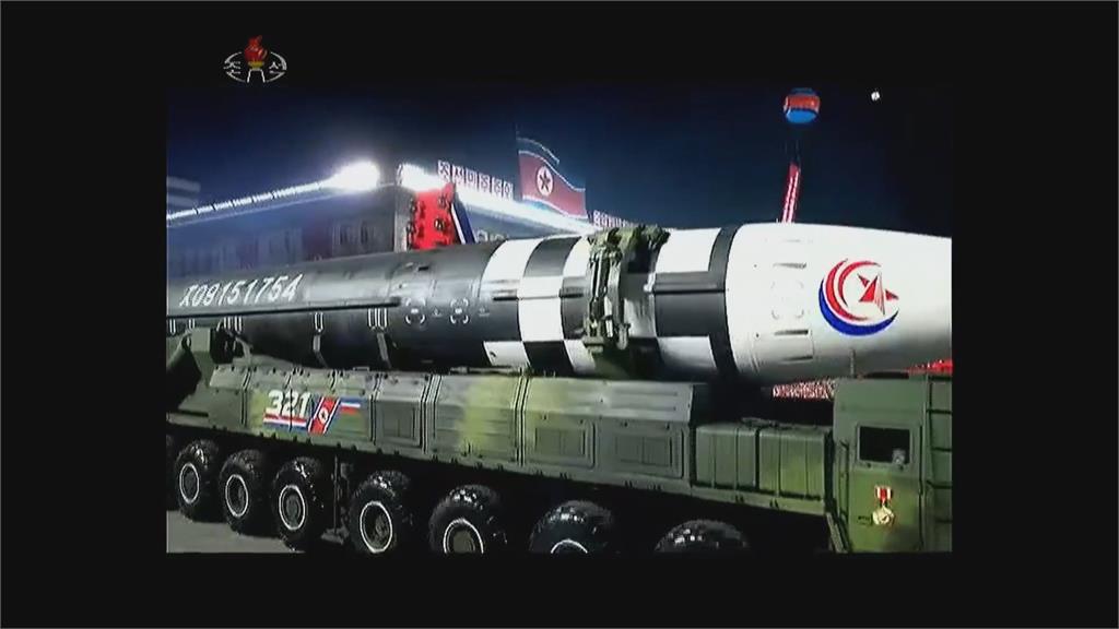 北朝鮮大閱兵 見洲際導彈「火星17」與飛彈發射車