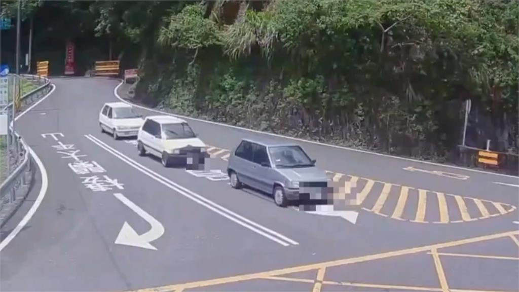 驚險！三輛經典老車多利800　山路競速險撞車、警以車追人　