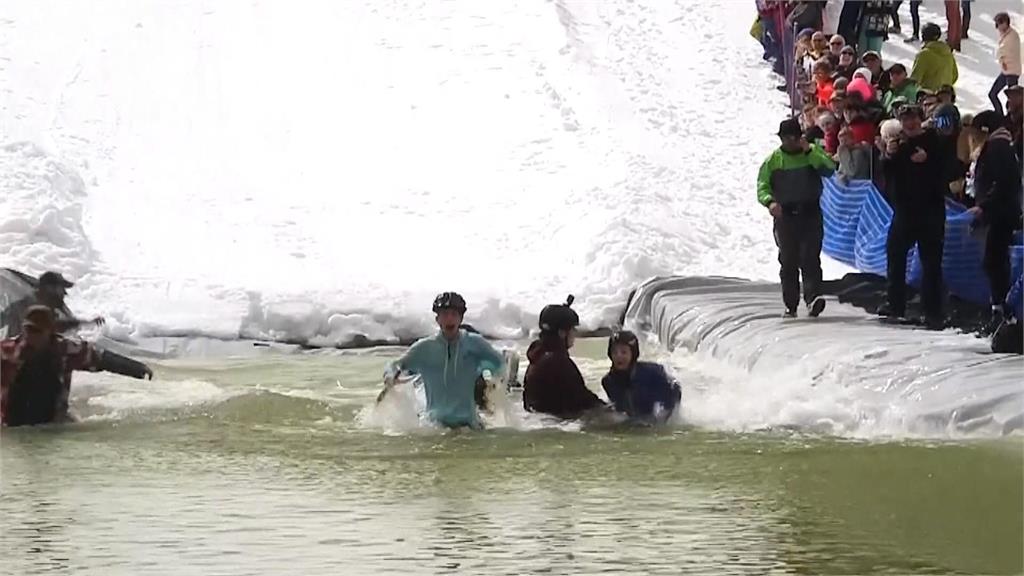 加拿大趣味「滑雪跳水賽」　團隊打造特殊造型雪車直衝水中