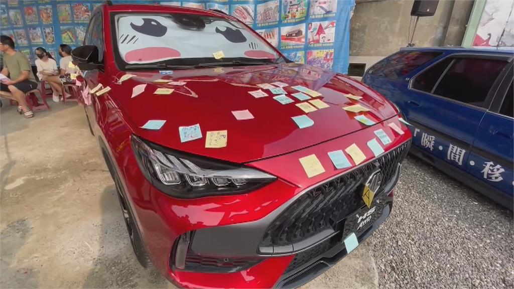 潮州歷史園區車展 白色報廢轎車當畫布供學童隨意作畫
