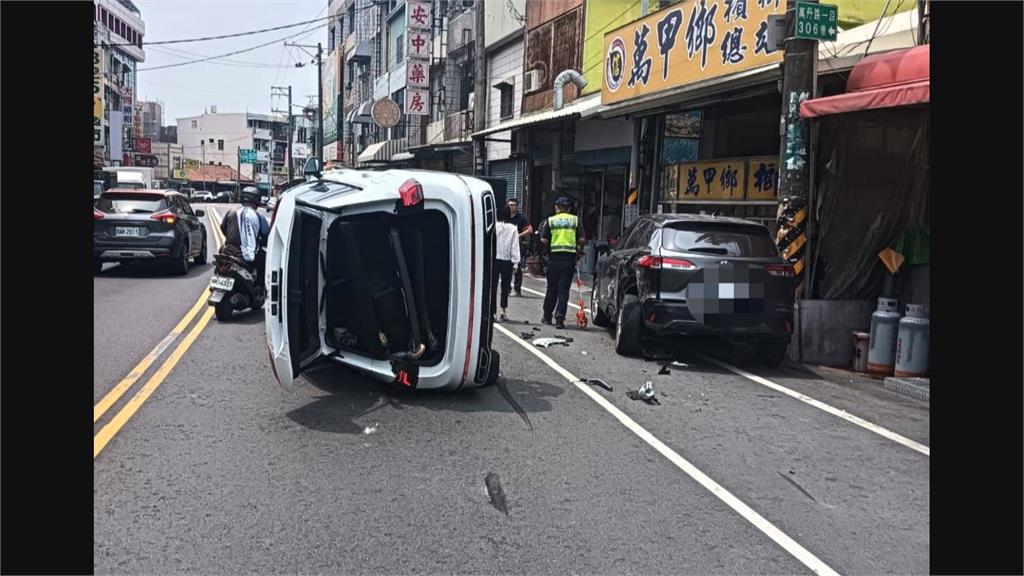 女駕駛精神不濟釀撞! 整輛車「90度側翻」瞬間揚塵