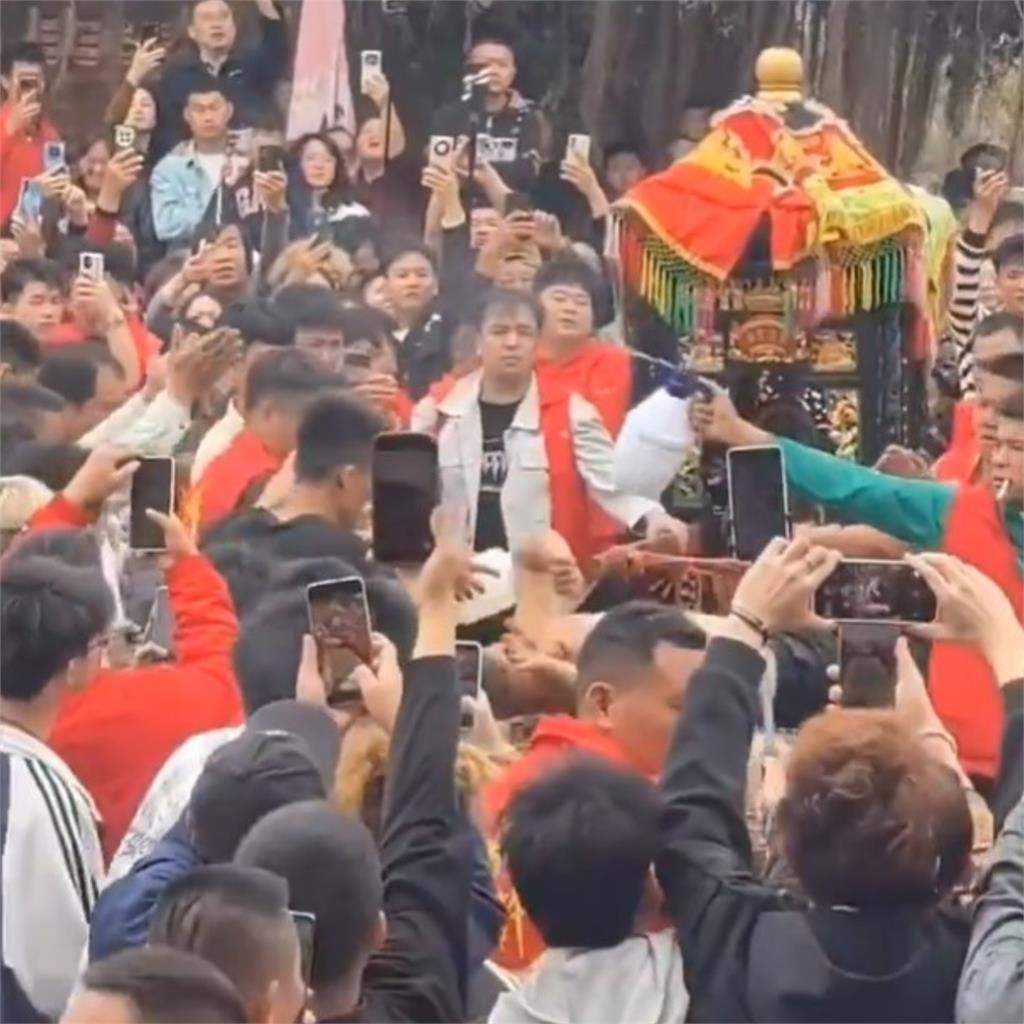 媽祖遶境遭富商介入「花45萬強換乩童」！神明火大「連給8陰筊」1詭象超毛