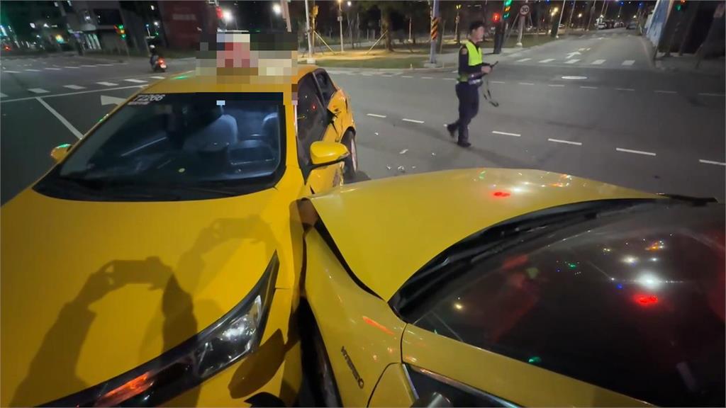 高雄兩台小黃車禍 小黃違規迴轉遭直行小黃撞上