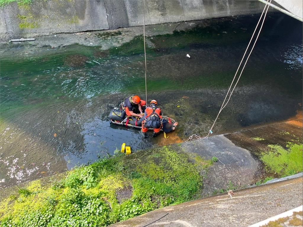 快新聞／除夕驚魂！新北汐止傳男子墜橋　為躲警方追捕「跳10米深溝」重摔