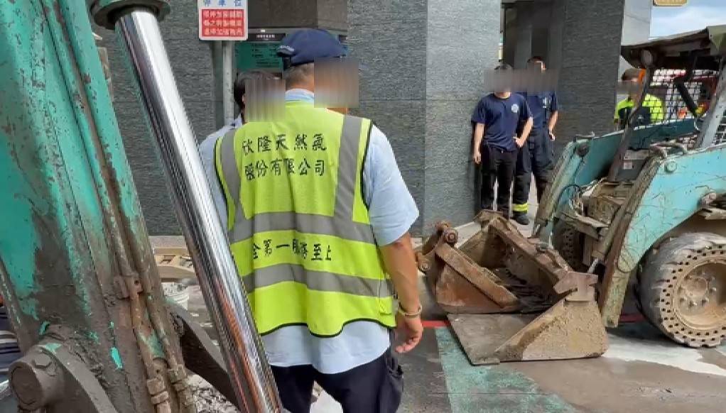 快新聞／闖大禍了！基隆污水施工挖破瓦斯管　臭氣瀰漫交通大亂