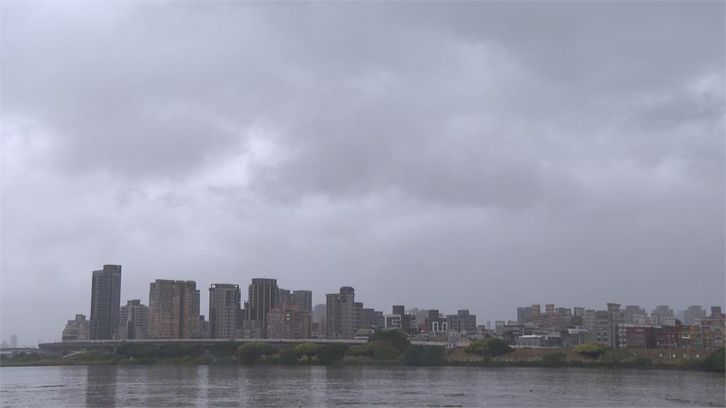 雨勢大慘況連連!北市府.北車"漏水" 路樹倒塌險砸人、多地區土石流警戒