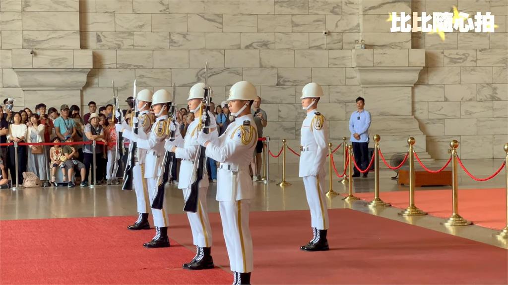 快看不到了！三軍儀隊將撤離中正紀念堂　「男孩學禮兵靠腳」致敬畫面曝光