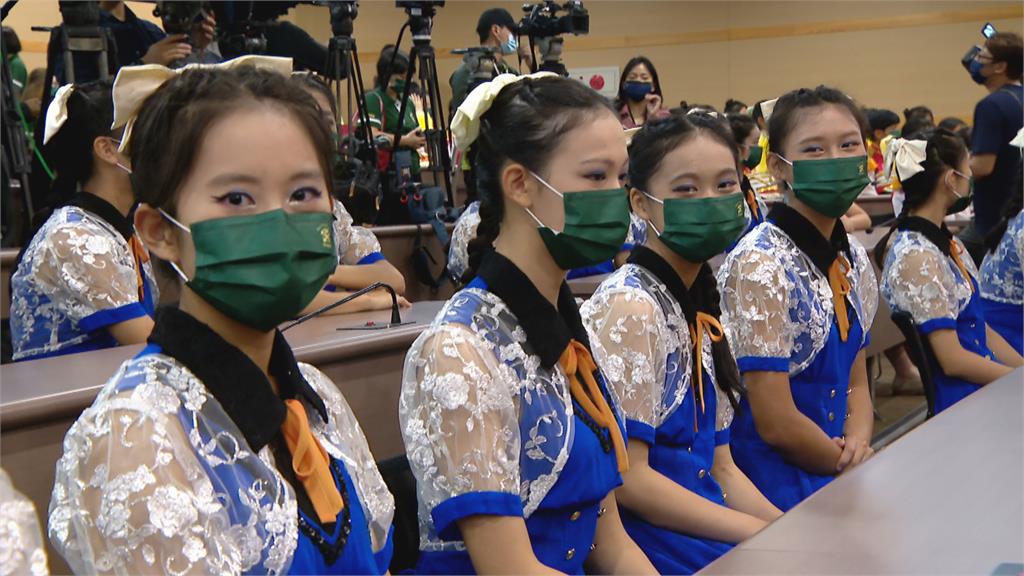 睽違18年!「綠色旋風」襲美 北一女赴美花車遊行 總統授旗
