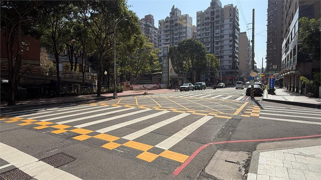 台中街頭驚見「翻滾男孩」躺斑馬線來回嚕！行經車輛怕爆全降速…警鎖定身分出手了