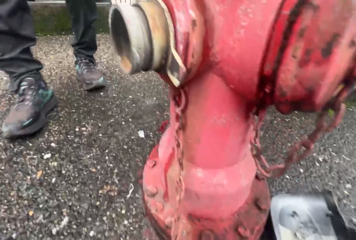 疑雨天+車速過快失控打滑　轎車連撞路旁3輛偵防車