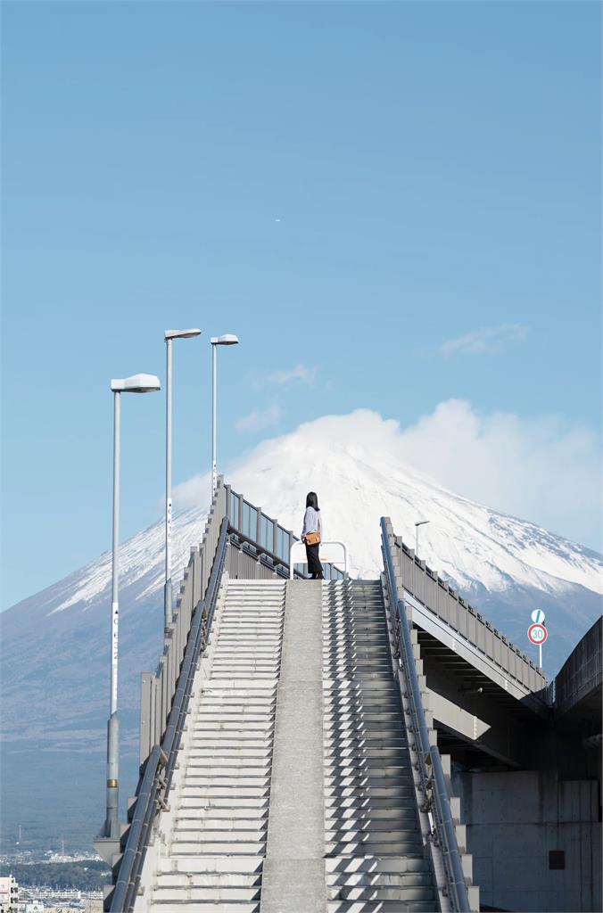 日本LAWSON「被黑布覆蓋」沒在怕?觀光客曝「這座橋」也能拍富士山