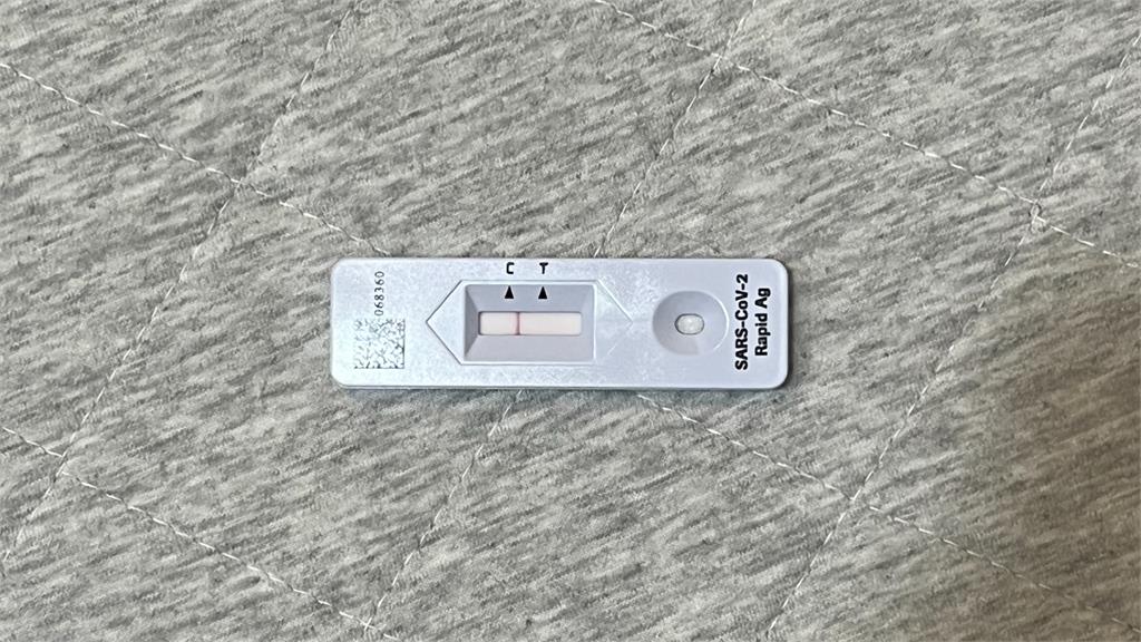 快篩變考數學?媽帶感冒兒看診「快篩2次2條線」 醫師1神回網狂讚