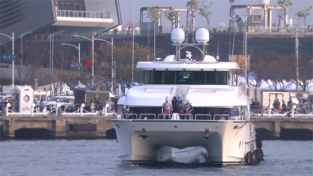 超人力霸王降臨高雄! 15公尺高"初代.迪卡"矗立愛河灣