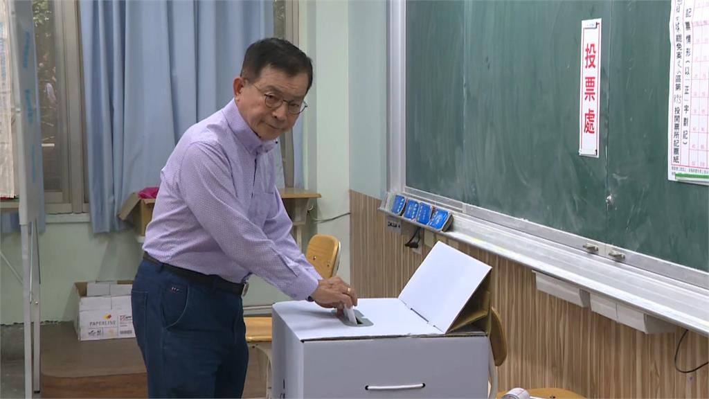 罷團文山退葆發起人林啟群一早投票　藍母雞蔣萬安陪賴士葆投票