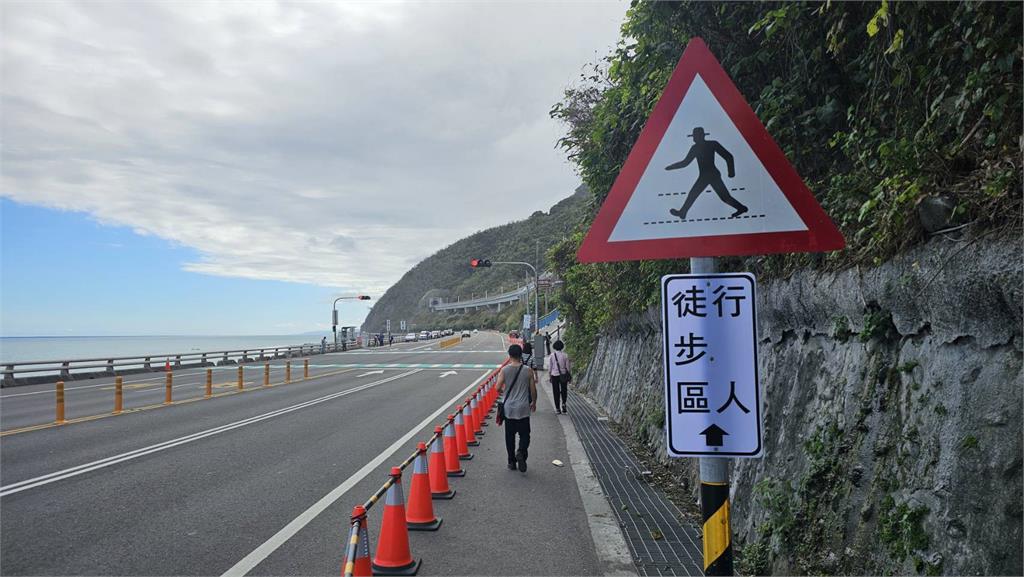 最美公車亭掛「紅布條標語」 提醒遊客這件事卻引發反彈
