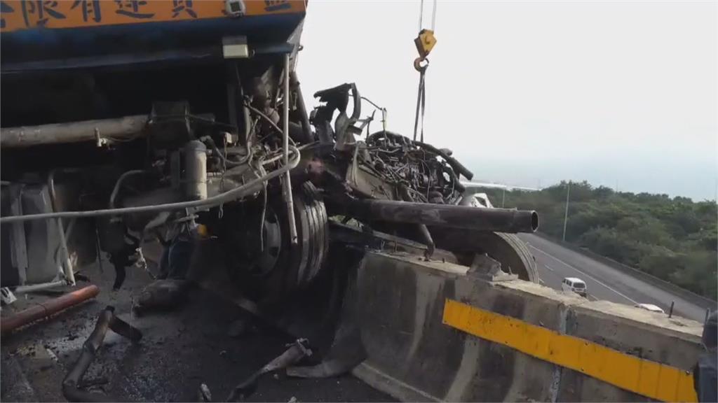 車頭懸空掛橋邊！飼料車國道撞破護欄　雲梯車驚險救人鏡頭曝光