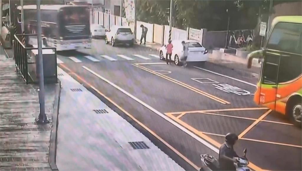 嘉義校車司機「不適硬撐危駕1.7公里」　學生一舉動救了全車