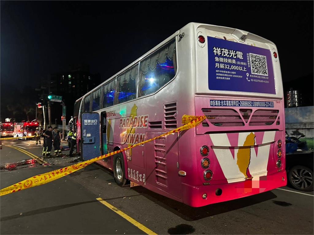 快新聞/太可怕了!泰山遊覽車、轎車對撞3傷 擋風玻璃全碎畫面曝
