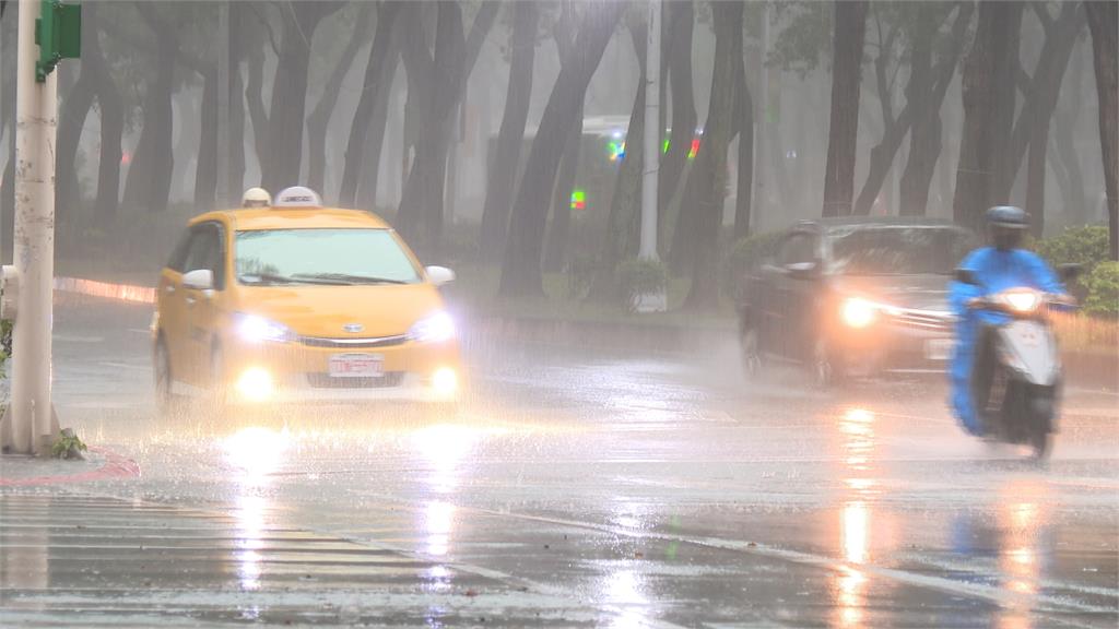 雨炸台北！上班族「騎車全濕」　大學生直呼：市長怎沒放假