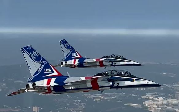 快新聞/漢翔國機國造17架目標達成! 董事長胡開宏同乘勇鷹機交機