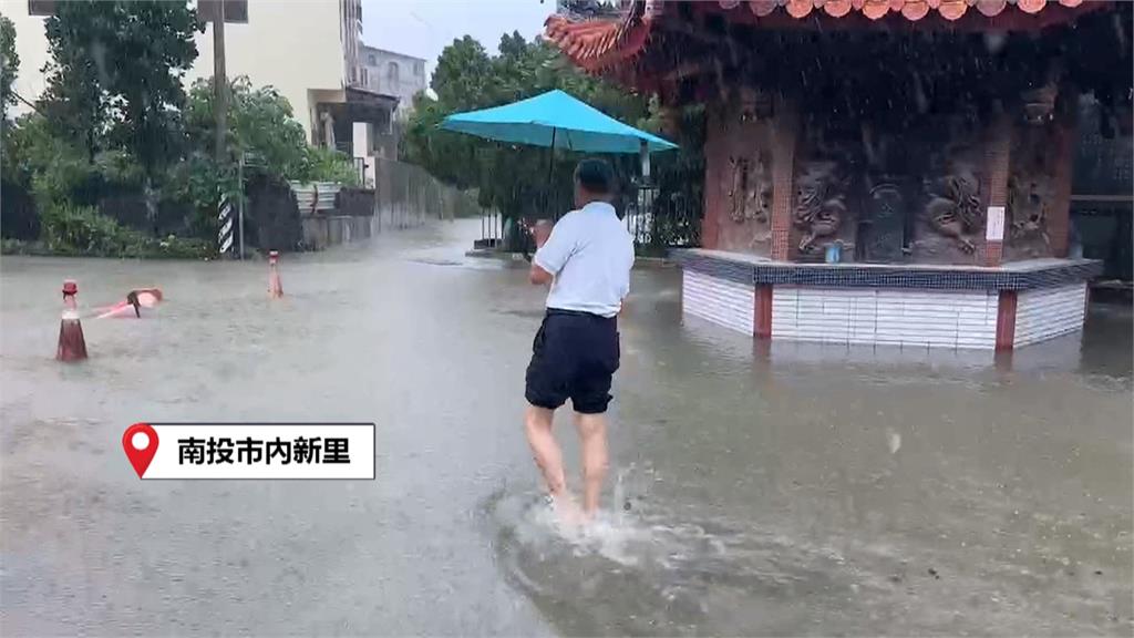 南投貓羅溪暴漲! 民眾車內睡到一半「水淹進車」