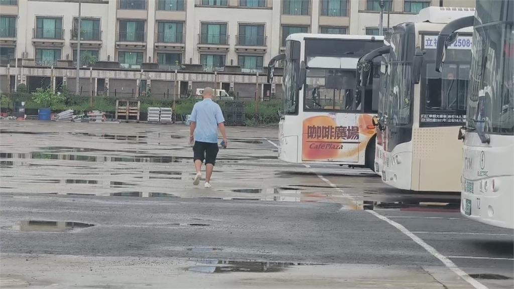 疑手煞未拉妥！　高雄司機肉身擋車　遭「２車夾壓」送醫身亡