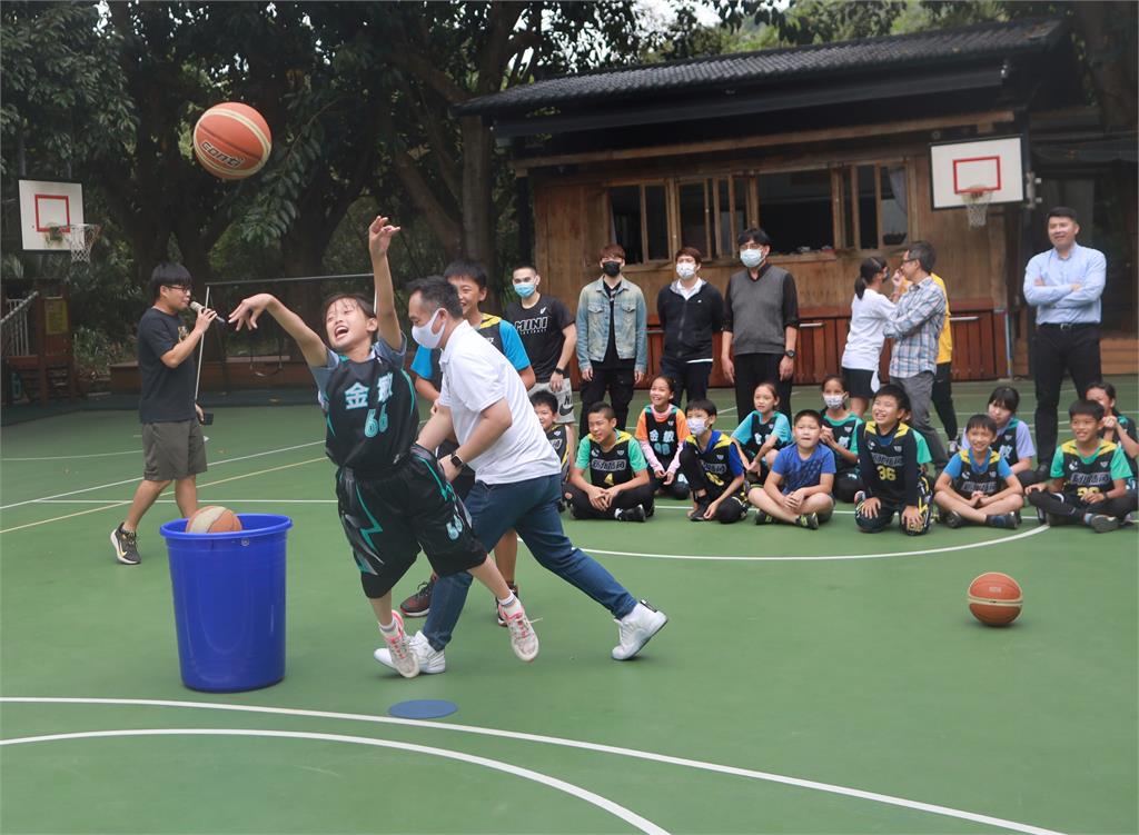 在森林「埋下種子」用籃球陪伴成長　國泰金控關懷插角國小校隊