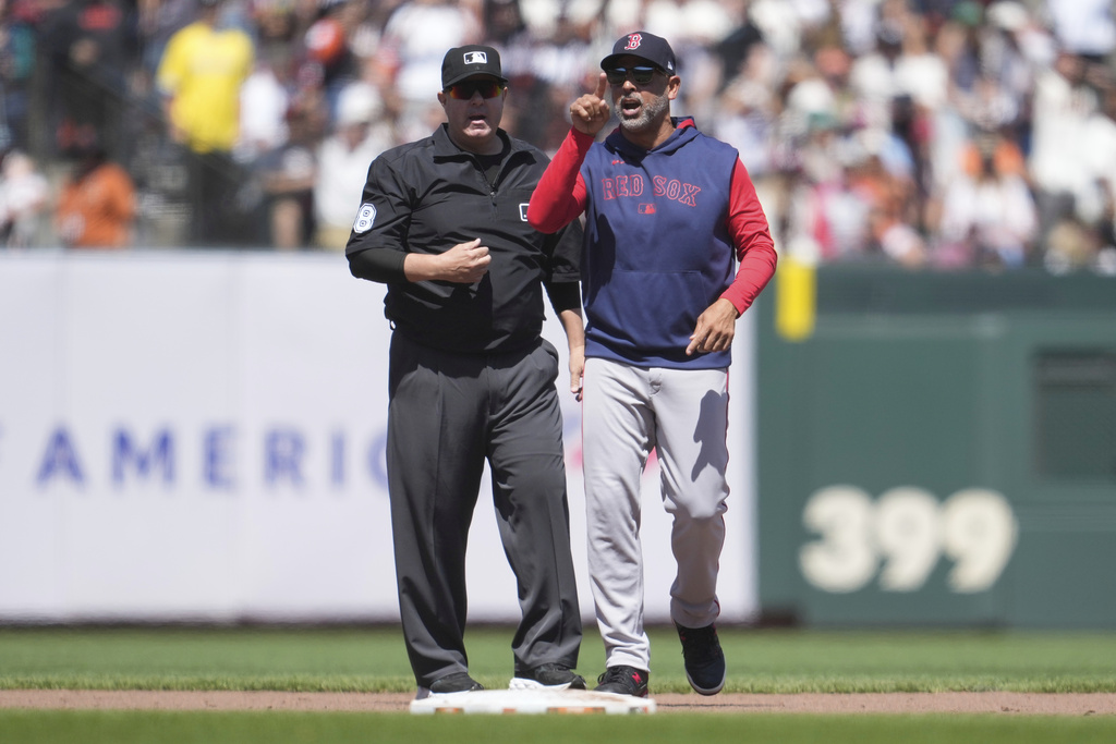 MLB(影)/紅襪巨人系列賽最後一戰 球員、總教練抗議裁判接連趕出場