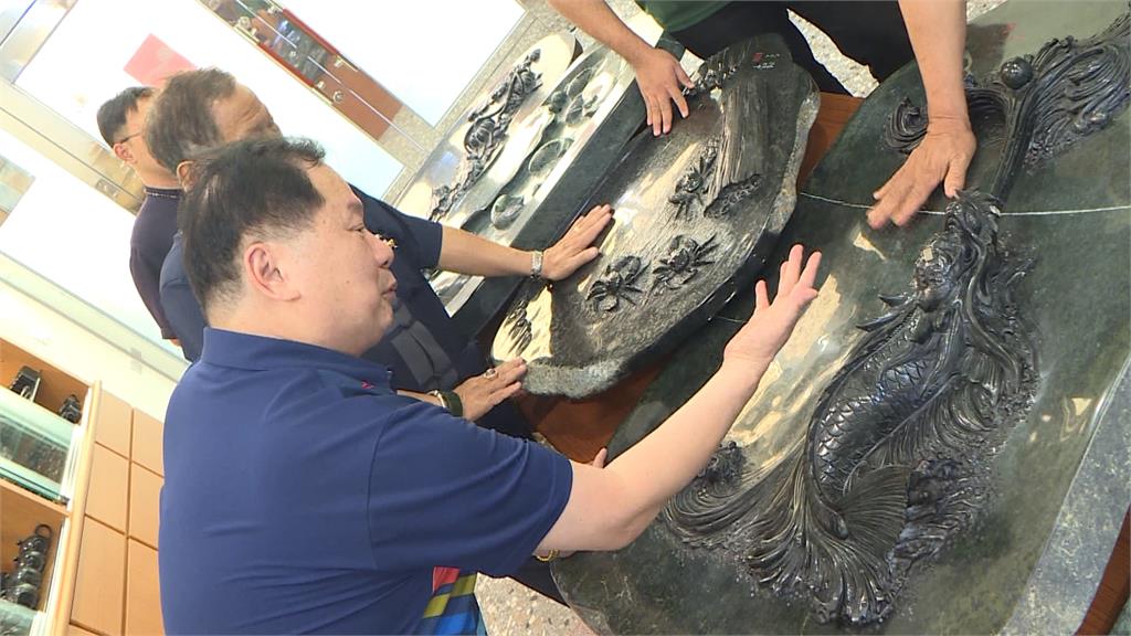 台灣墨玉透光有磁性　藝術家收集製成茶盤當傳家寶